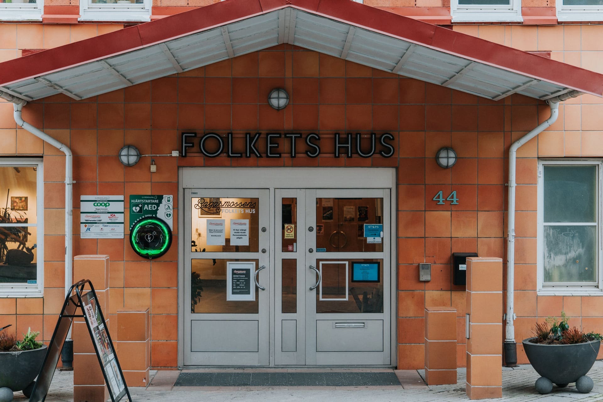 Hjärtstartare i skåp med sponsortavla, Bagarmossens Folketshusförening i Bagarmossen