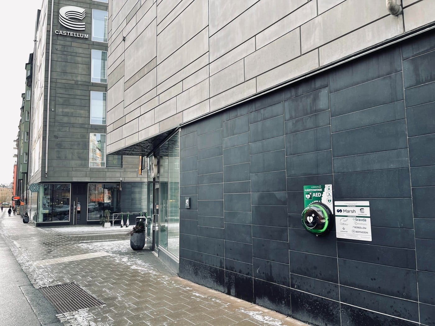 Hjärtstartare i skåp med sponsortavla, Fastighetsaktiebolaget Barnhuset 26 i Stockholm