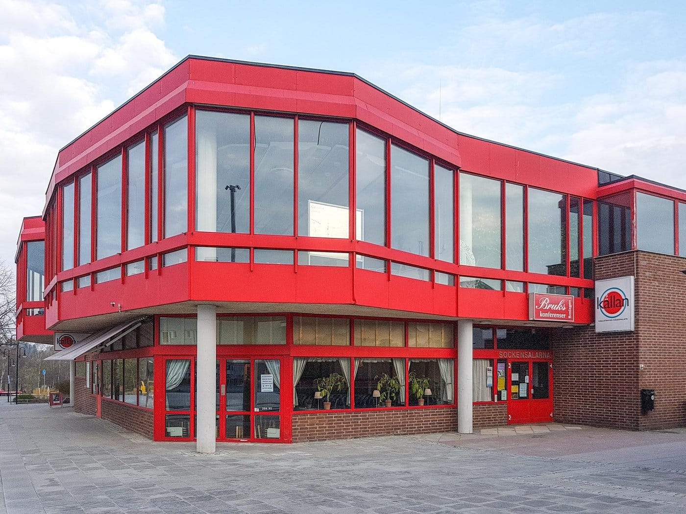 Hjärtstartare i skåp med sponsortavla, Folkets Hus i Hallstavik