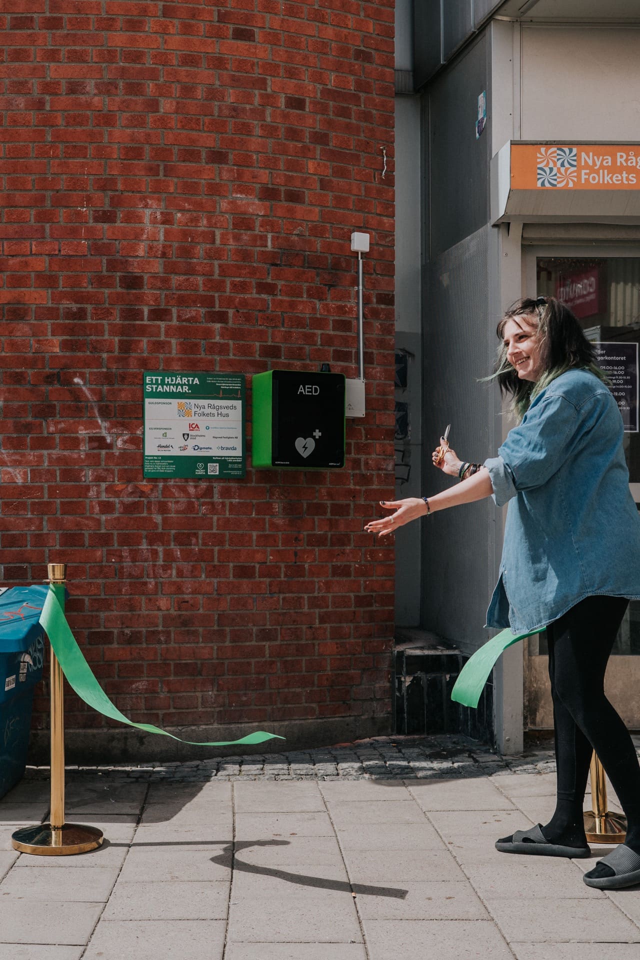 Hjärtstartare i skåp med sponsortavla, Folkets Hus Nya Rågsved i Stockholm