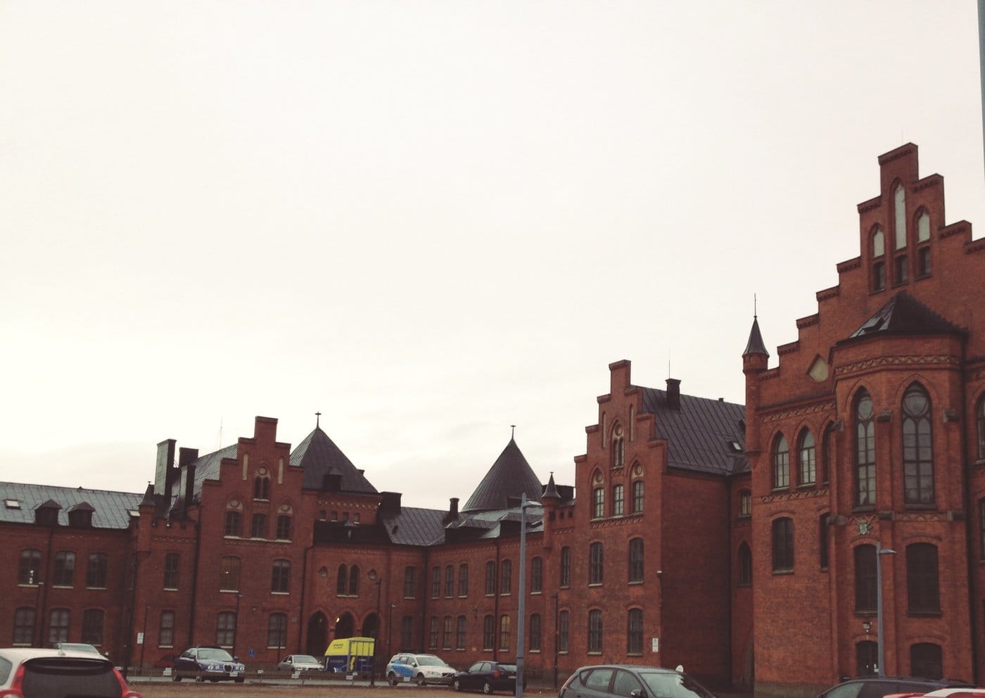 Hjärtstartare i skåp med sponsortavla, Fryshuset i Göteborg