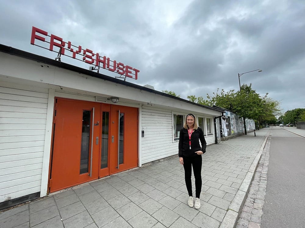 Hjärtstartare i skåp med sponsortavla, Fryshuset i Malmö