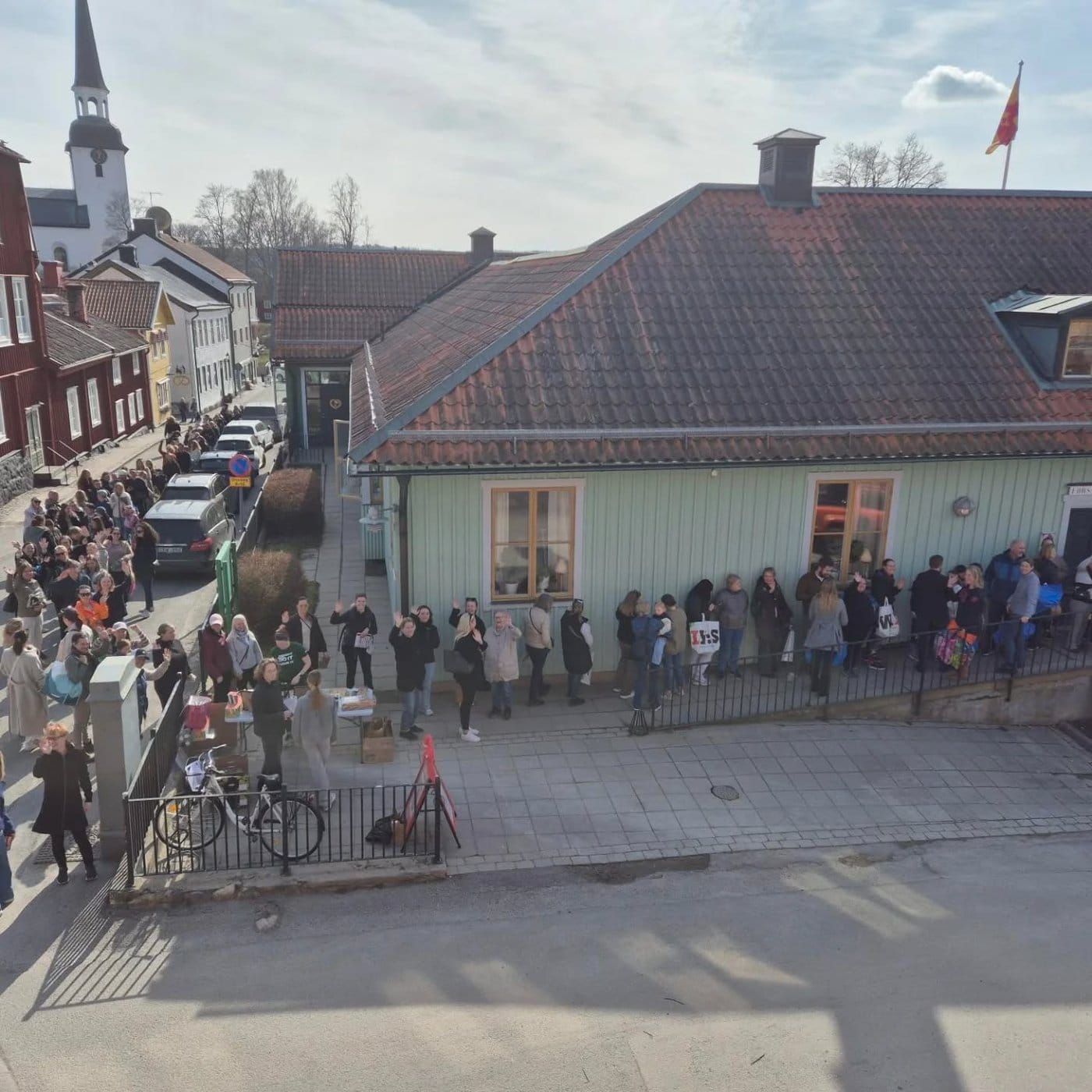 Hjärtstartare i skåp med sponsortavla, Mariefred församling i Mariefred