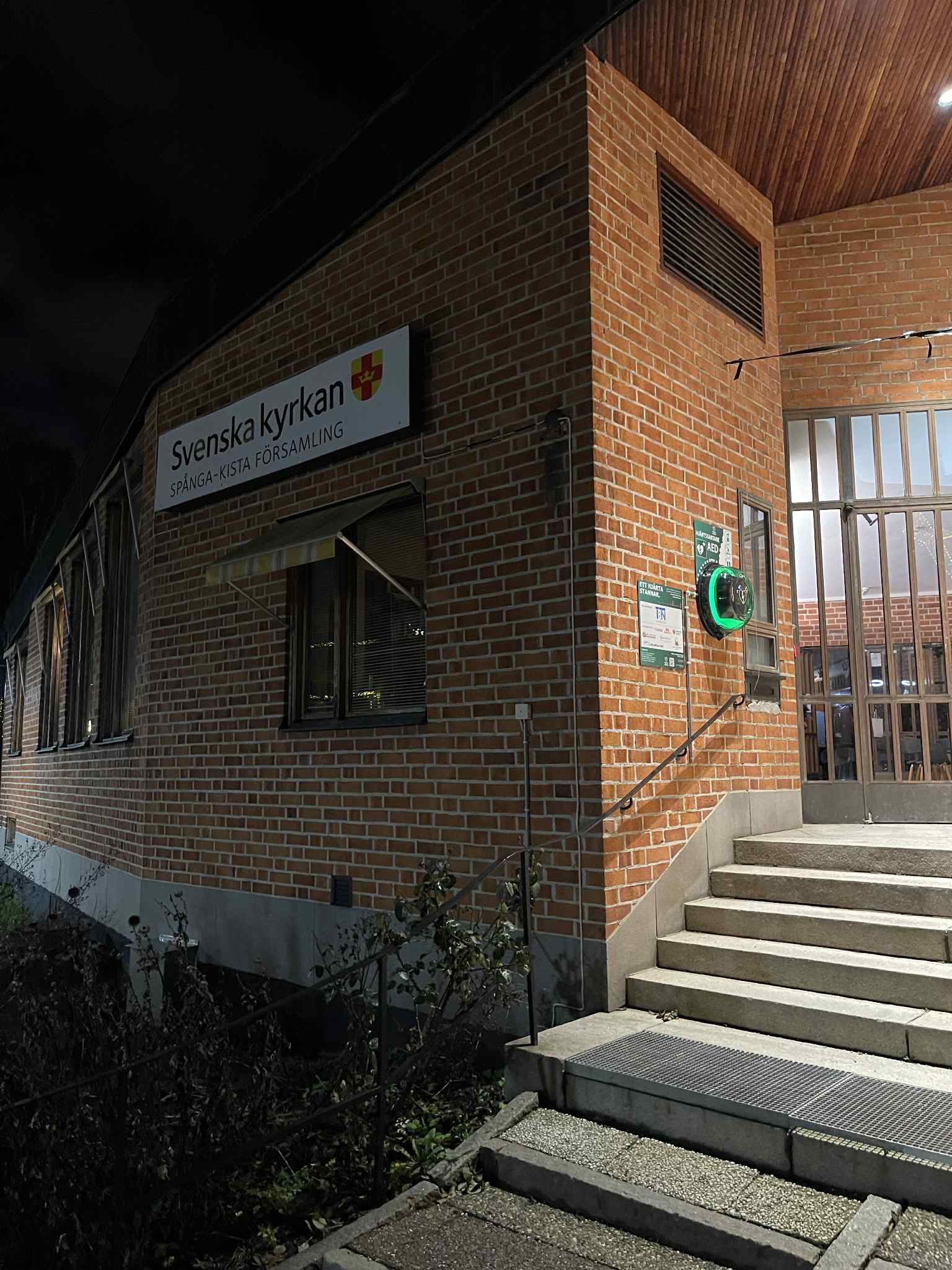 Hjärtstartare i skåp med sponsortavla, Spånga-Kista Församling i Spånga
