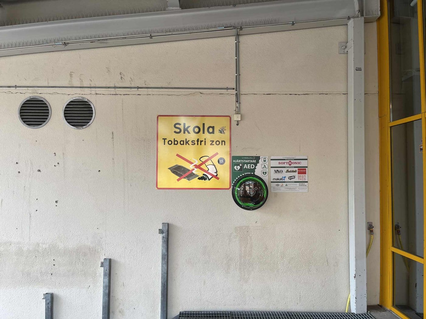 Hjärtstartare i skåp med sponsortavla, Stiftelsen Fryshuset i Stockholm